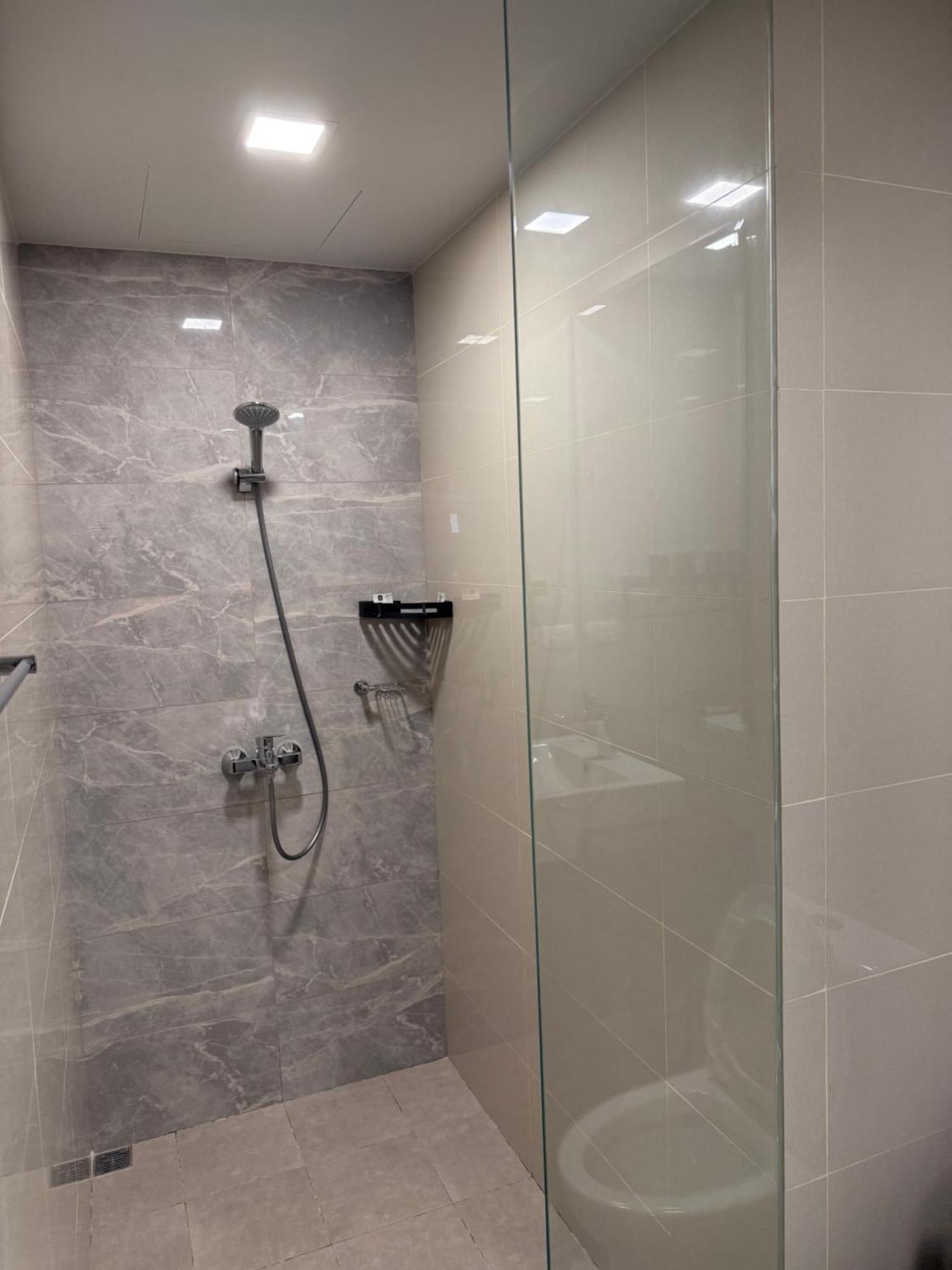 175 Sqm Luxurious Modern 3 Bedrooms Facing Bay Sunset, Airports, Okada, Solaire, Moa Apartment *